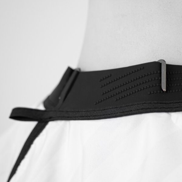 CAPA DE CORTE PREMIUM BLANCA CON CUELLO DE SILICONA - V-125 - Imagen 2
