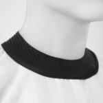 CAPA DE CORTE PREMIUM BLANCA CON CUELLO DE SILICONA - V-125 - Imagen 3